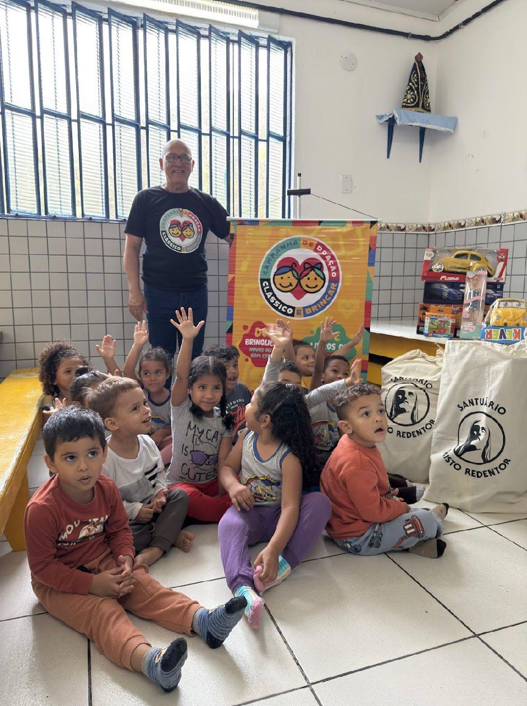 Cristo Sustentável entrega brinquedos e livros a crianças de Guaratiba