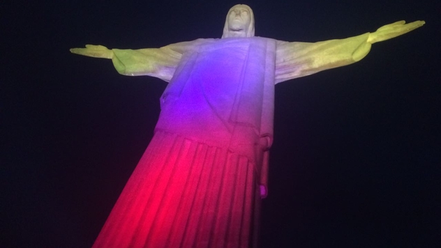 Cristo Redentor com as cores do Equador