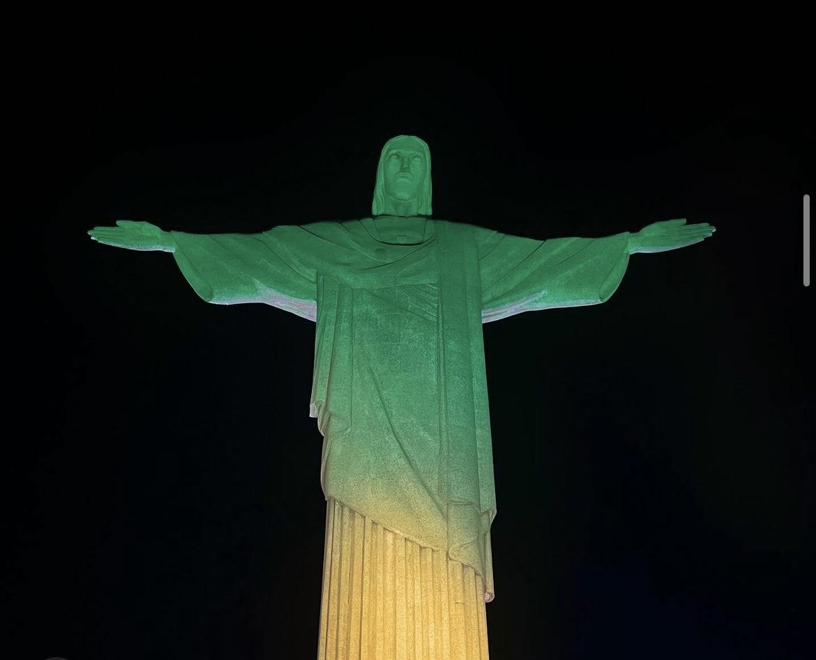 Cristo Redentor recebe as cores do Brasil pelos Jogos Olímpicos de Paris