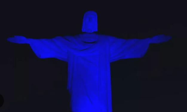 Cristo Redentor é iluminado em azul em homenagem ao Dia do Profissional da Administração