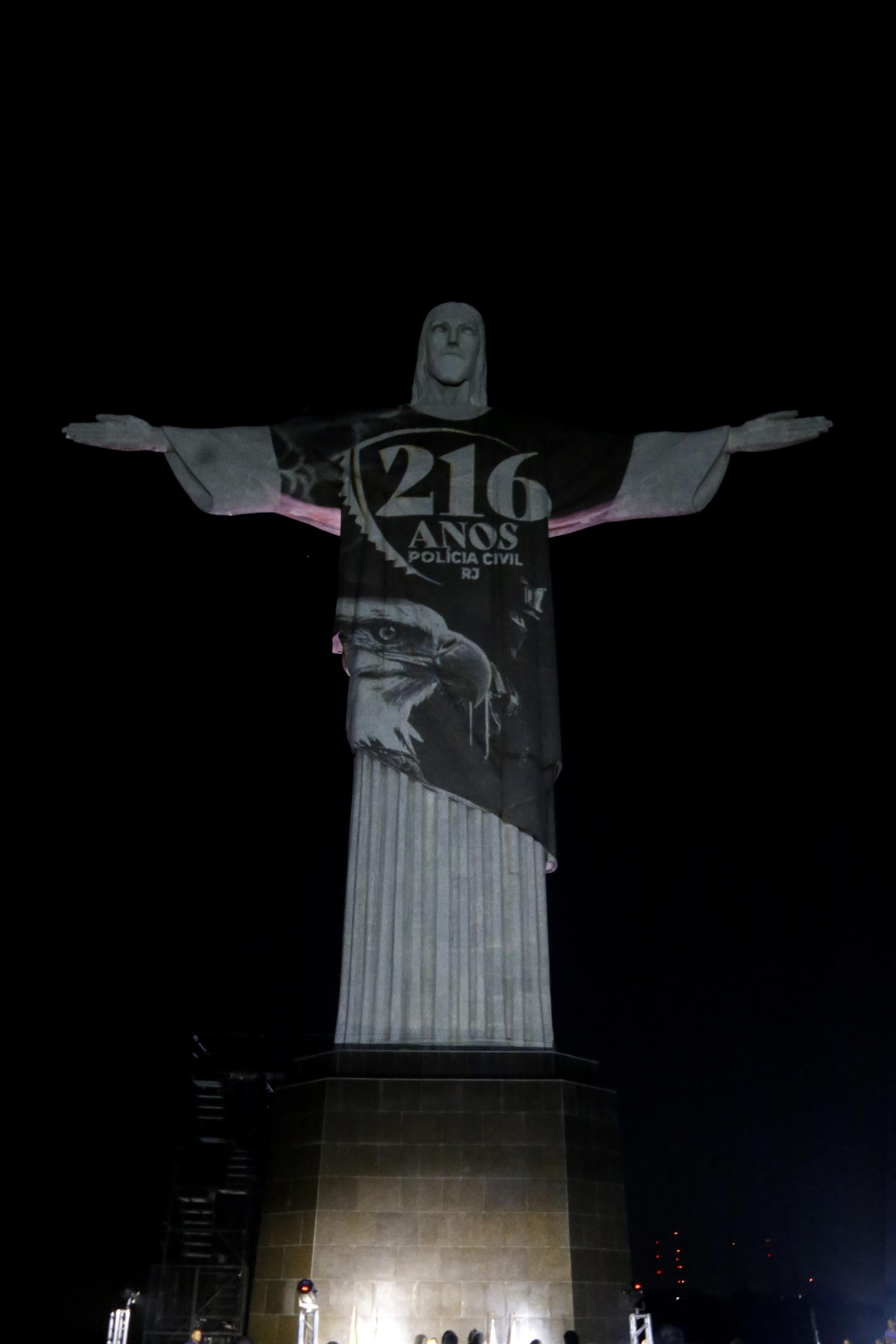 Cristo Redentor faz projeção especial em homenagem aos 216 anos da Polícia Civil