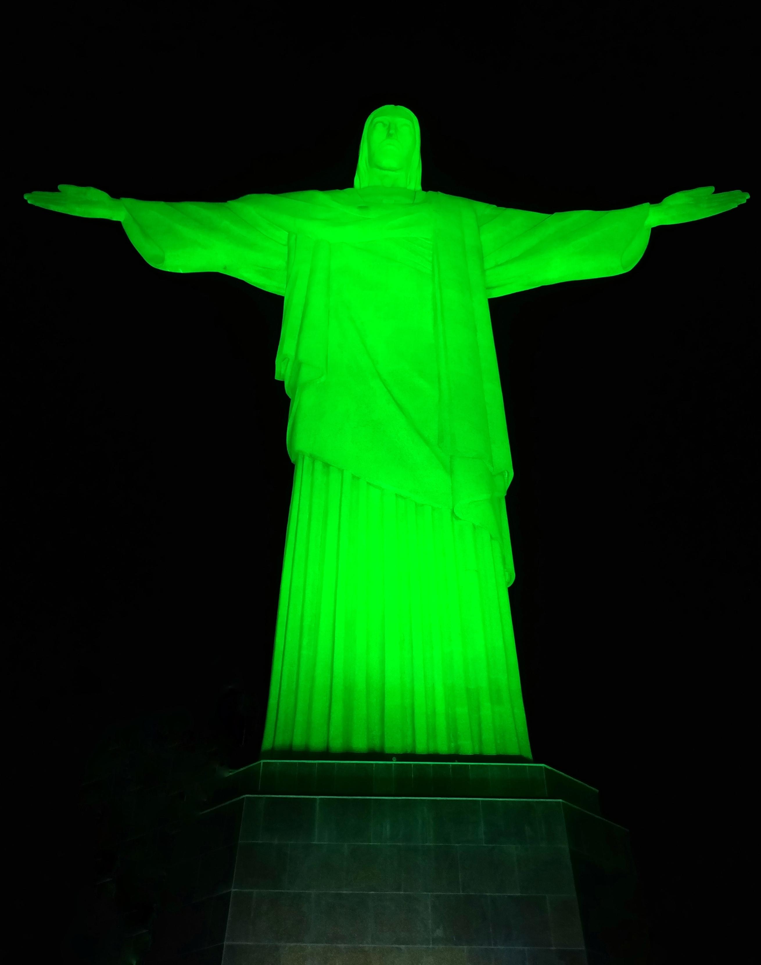 Cristo Redentor foi iluminado em verde e recebeu projeção especial em homenagem ao Dia Nacional da Doação de Órgãos