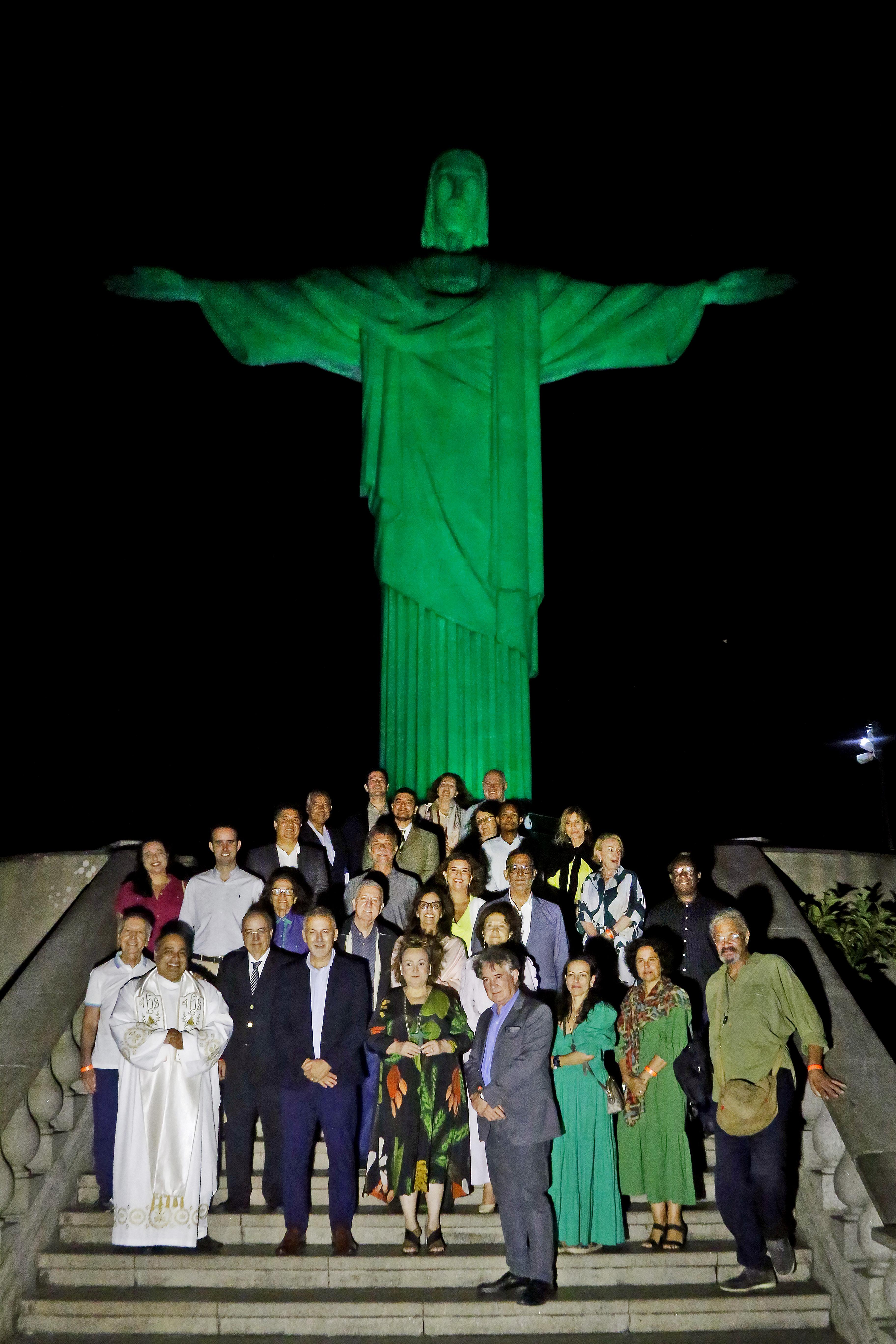 Cristo Redentor ganha iluminação especial em campanha que alerta para os males dos cigarros eletrônicos