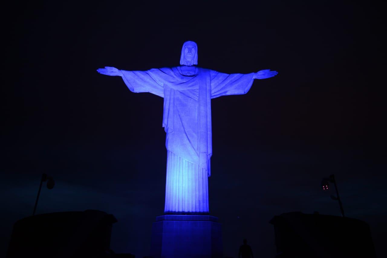 Cristo Redentor iluminado em azul turquesa pela conscientização sobre a Síndrome do Olho Seco