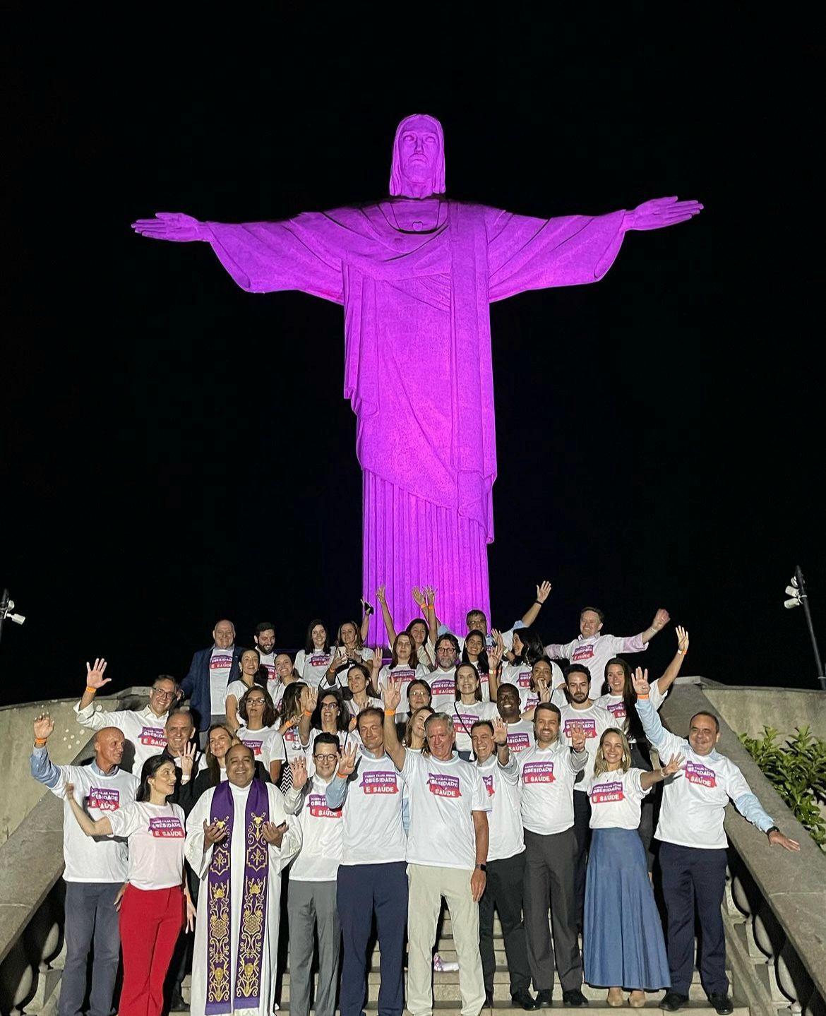 Cristo Redentor iluminado em roxo para marcar o Dia Mundial de Combate à Obesidade