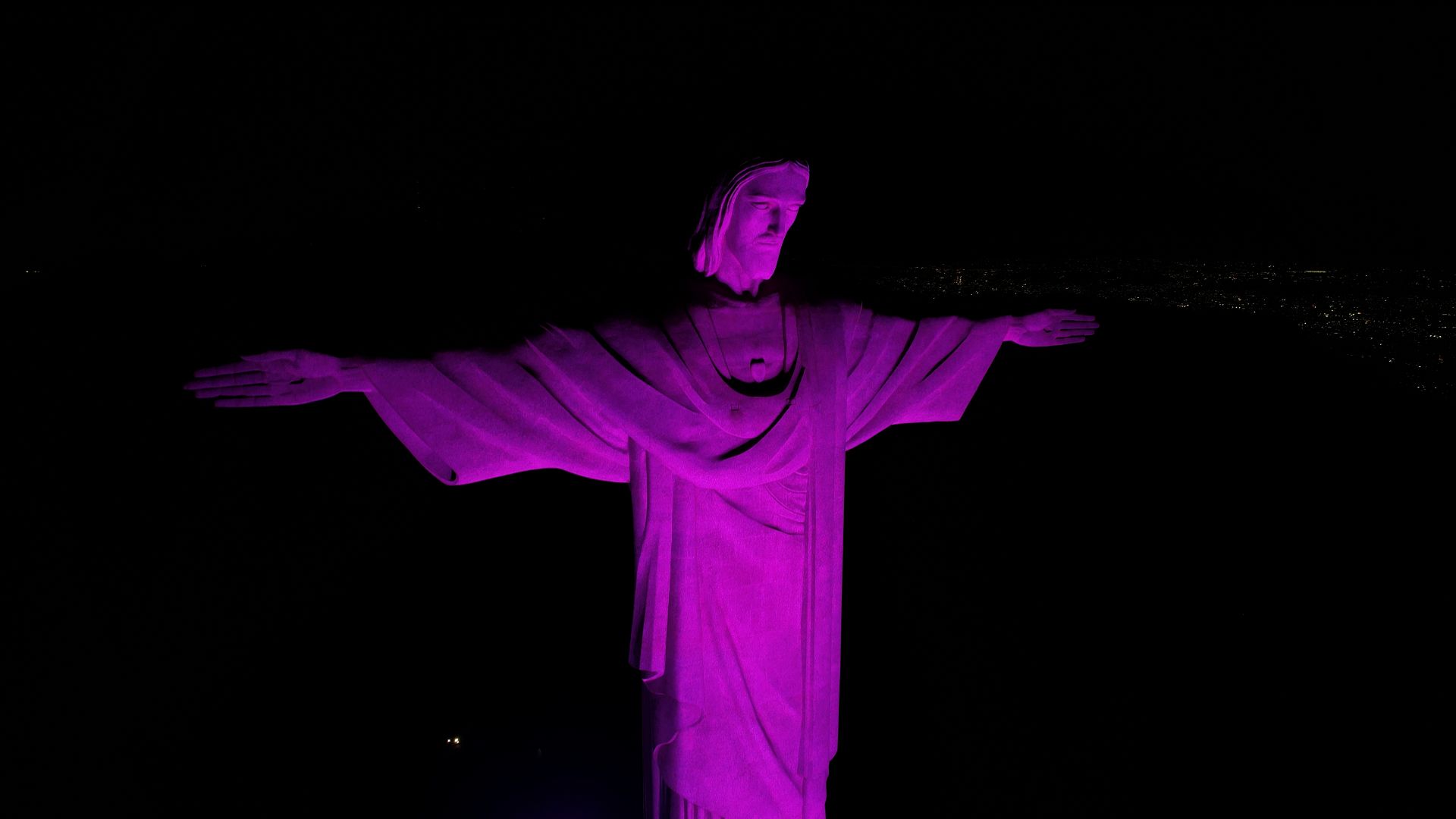 Cristo Redentor iluminado em roxo pela conscientização sobre a Fibrose Cística