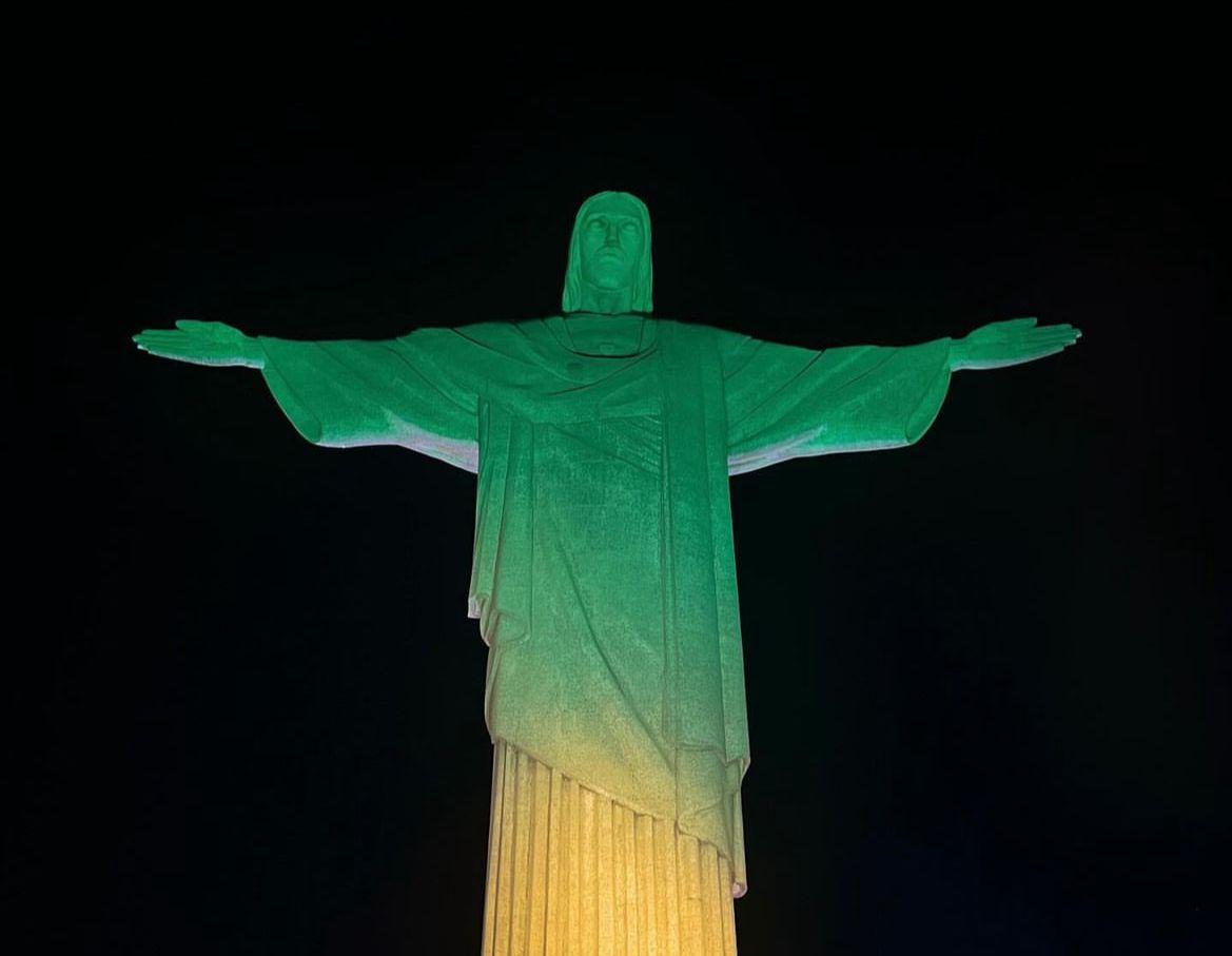 Cristo Redentor recebe verde e amarelo pela estreia do Brasil na Copa América