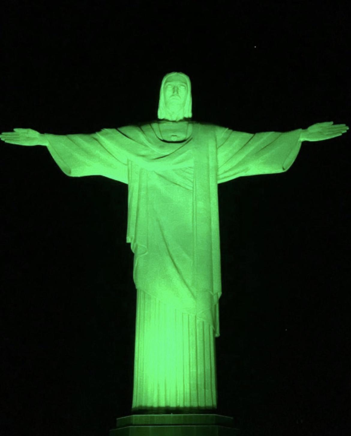 Cristo Redentor iluminado em verde pela conscientização sobre a asfixia perinatal