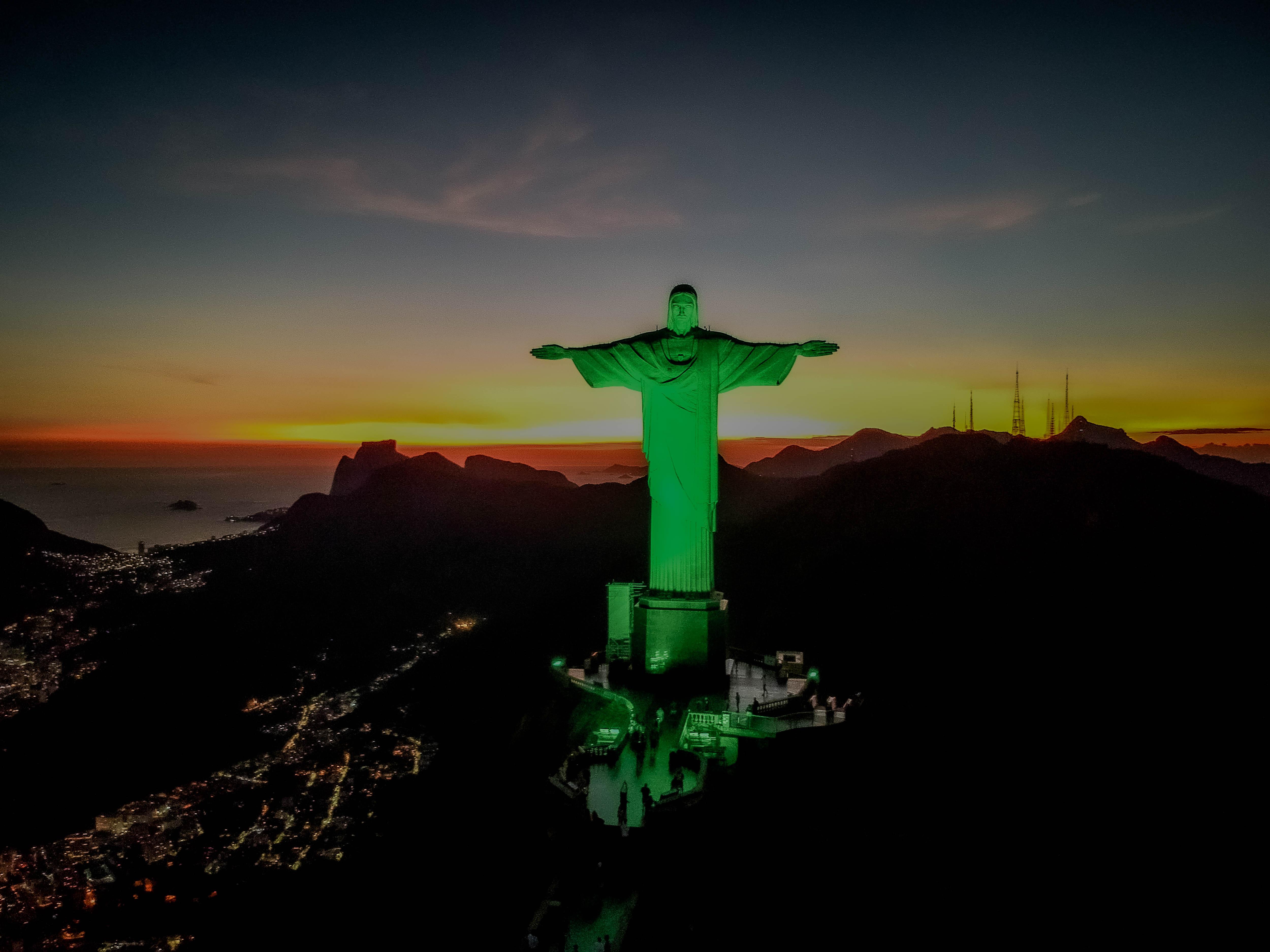 Cristo Redentor é iluminado em verde-oliva em homenagem ao Dia do Soldado