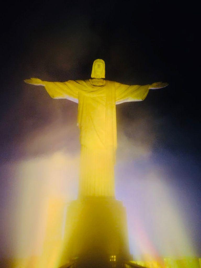 Cristo Redentor iluminado mais uma vez em amarelo pela prevenção ao suicídio