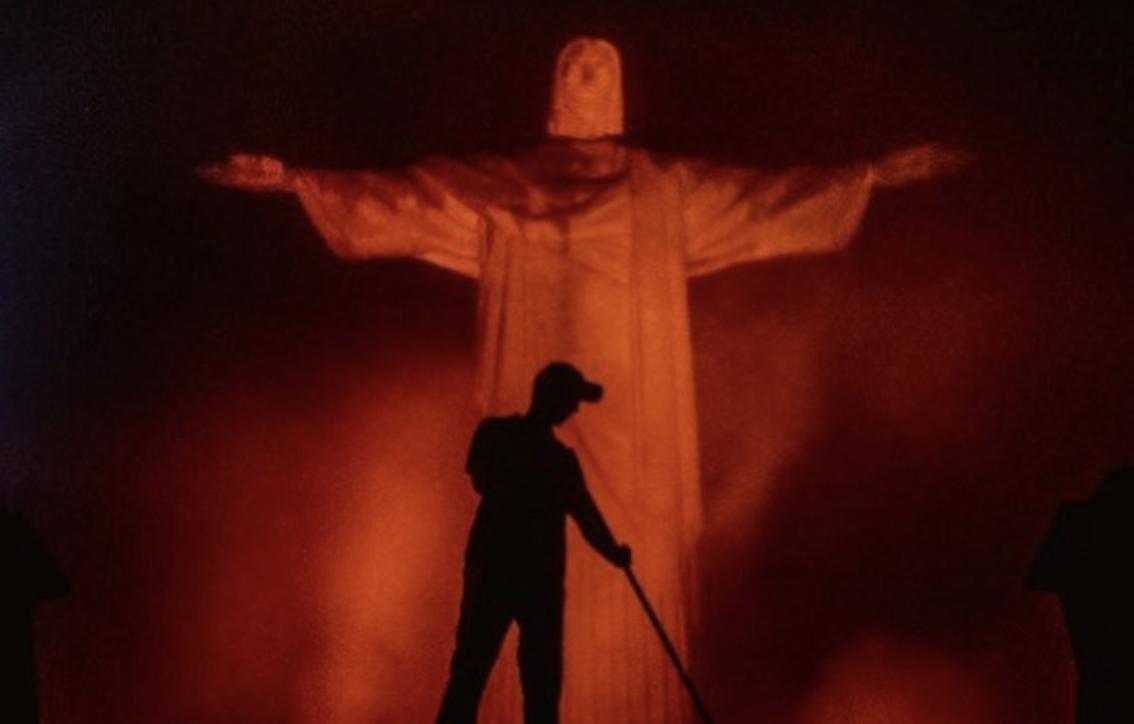 Cristo Redentor iluminado na cor laranja pelo Dia do Gari