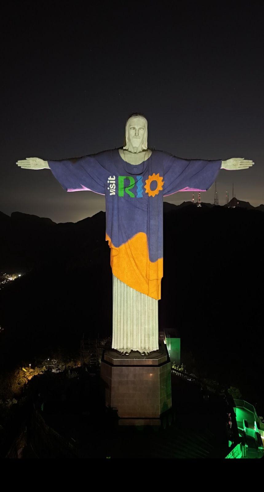 Cristo Redentor iluminado para celebrar 40 anos do Visit Rio