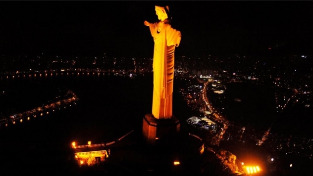 Cristo Redentor ganha iluminação laranja no Rio