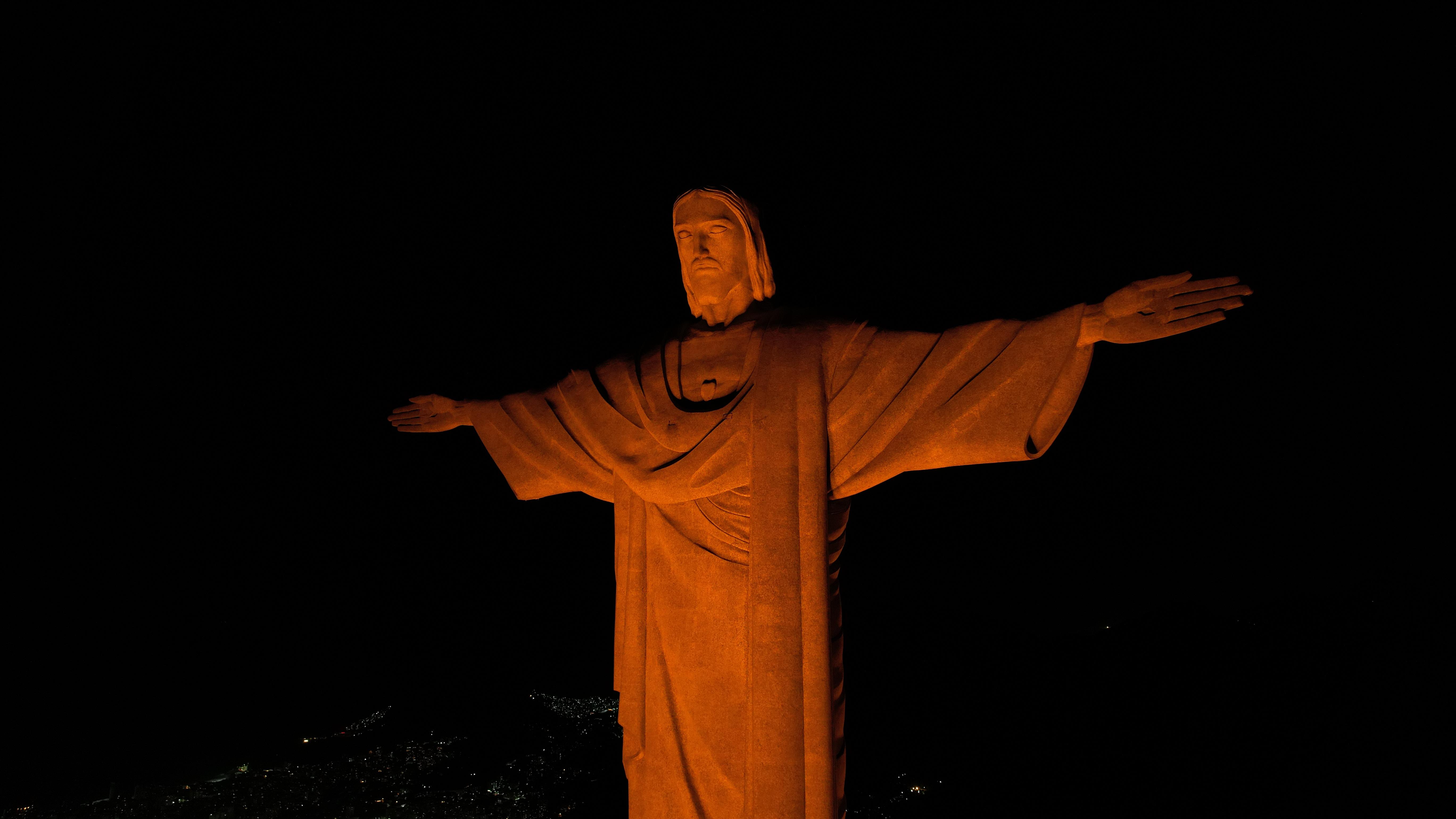 Cristo Redentor recebe iluminação pelo combate à violência sexual contra crianças (2025)