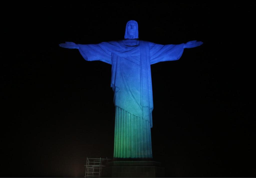 Cristo Redentor recebe iluminação especial para marcar o final da Copa Verde