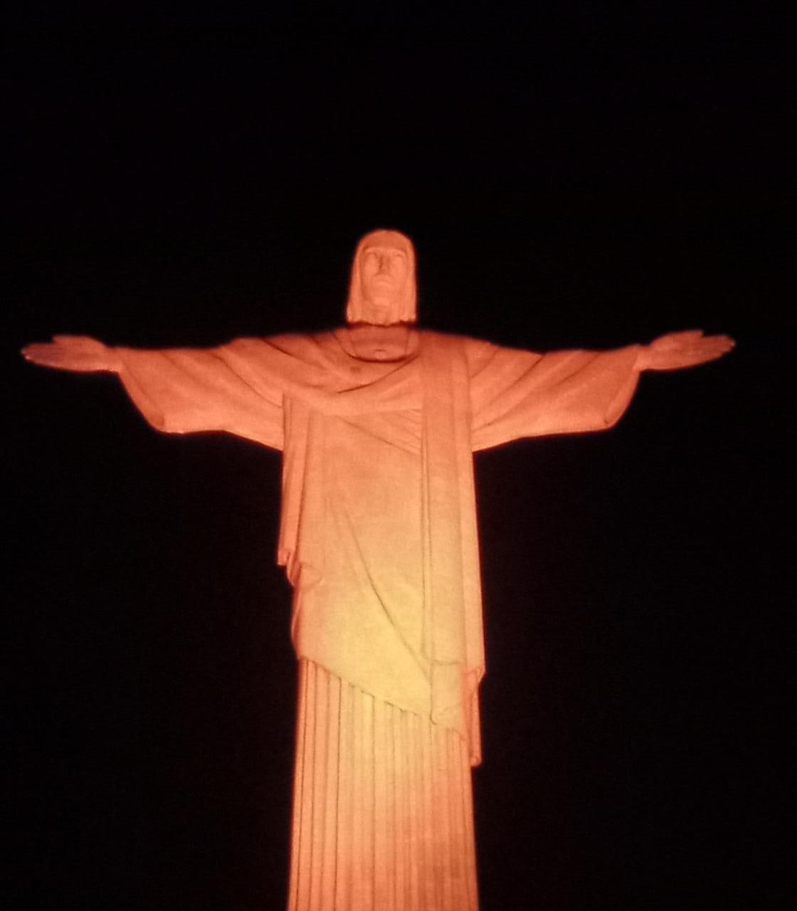 Cristo Redentor recebe iluminação pelo combate à violência sexual contra crianças (2023)