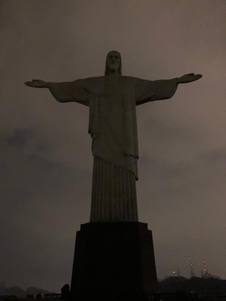 Cristo Redentor tem as luzes apagadas em apoio ao Dia Nacional de Conscientização e Incentivo ao Diagnóstico Precoce do Retinoblastoma