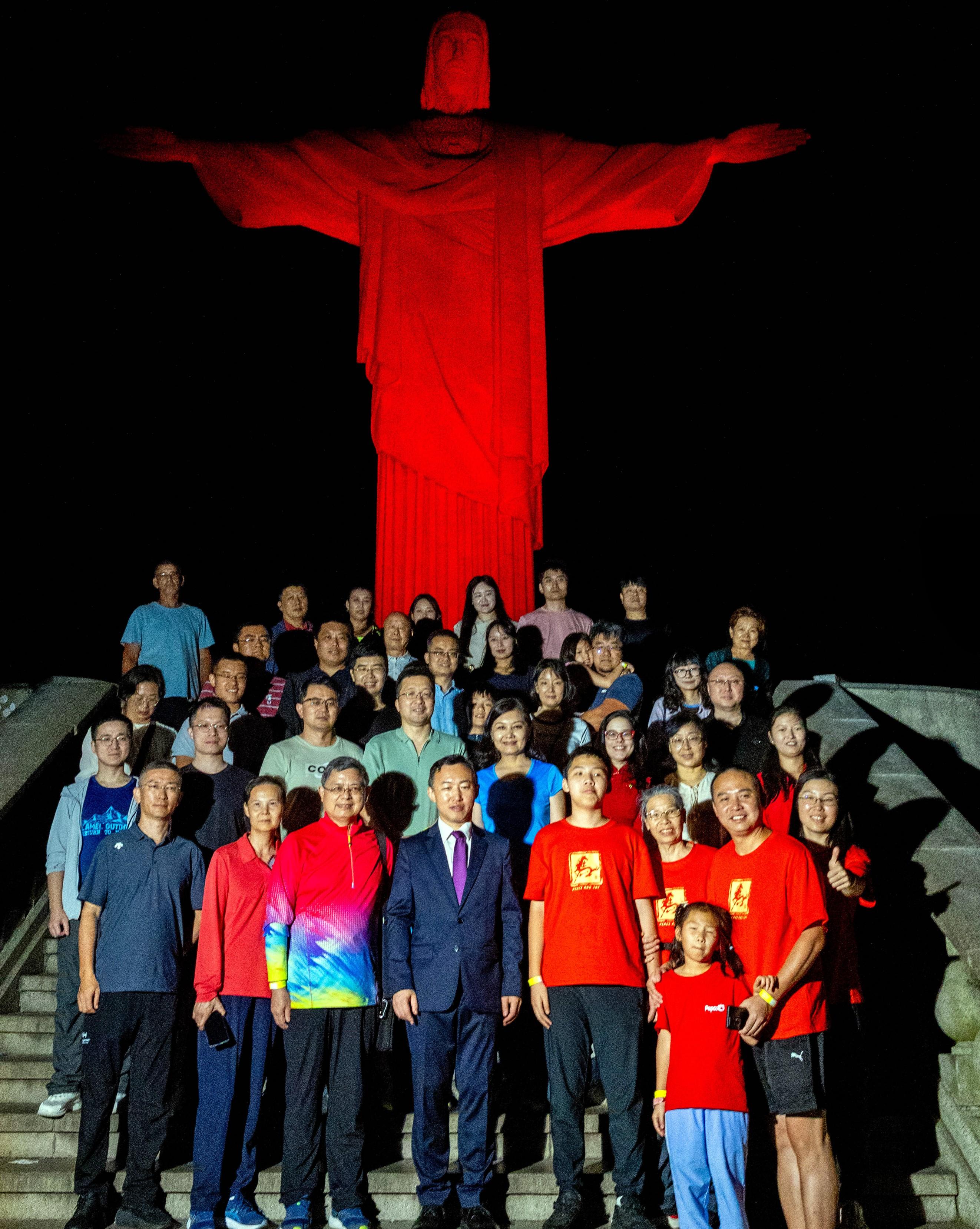 Diálogo cultural: Monumento ao Cristo Redentor foi iluminado em vermelho pelo Ano Novo Chinês