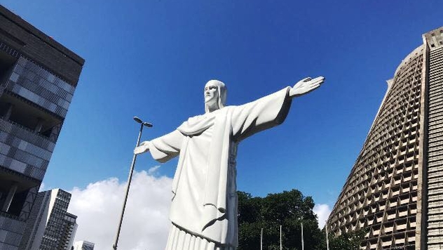 Dois pontos turísticos num só lugar: o centro do Rio de Janeiro