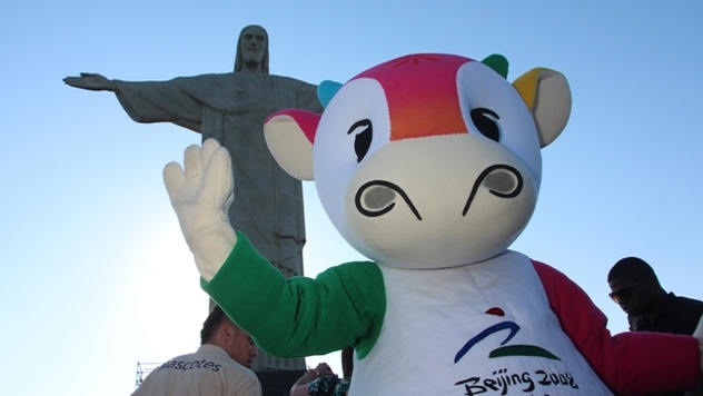 Fu Niu Lele anima visitantes do Cristo Redentor
