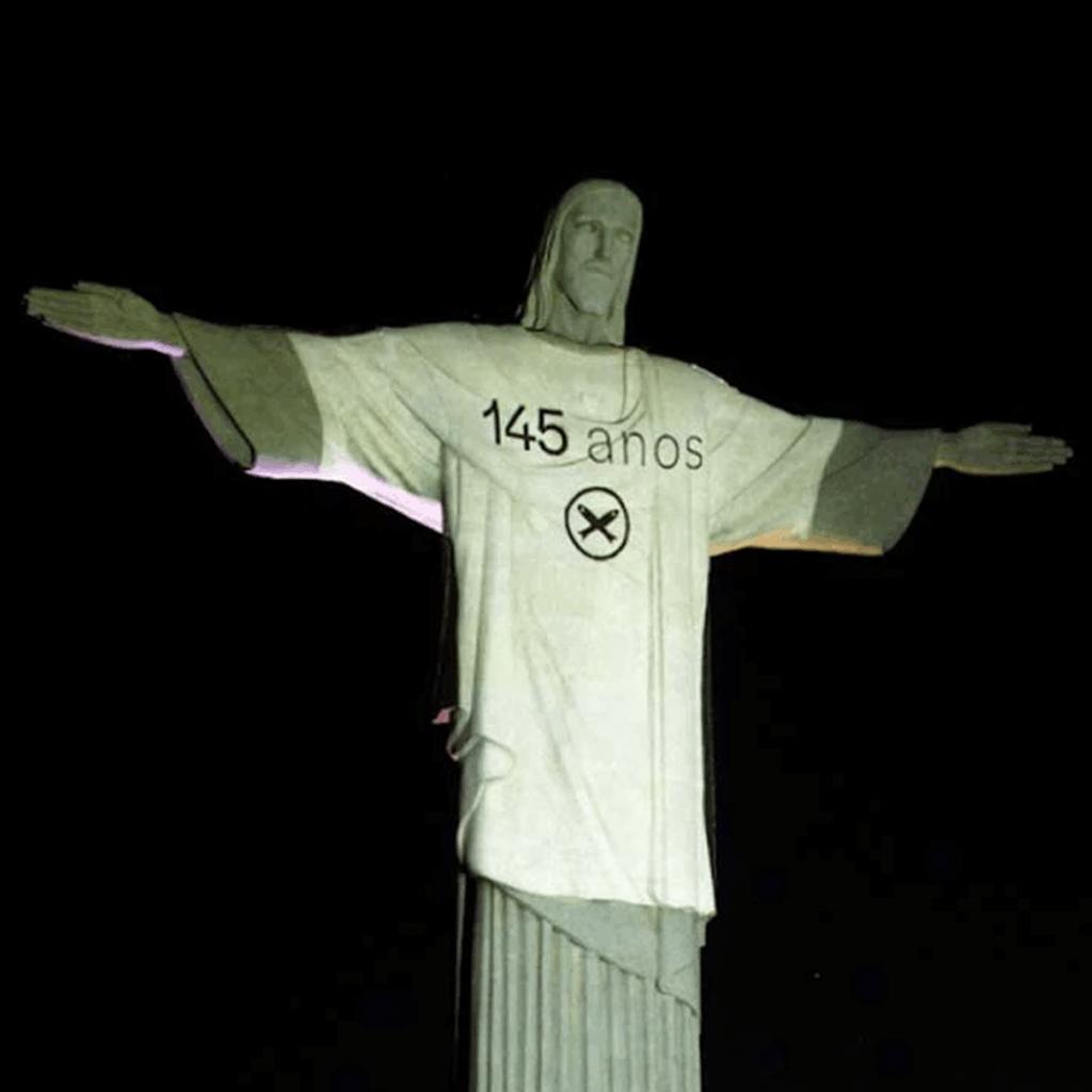 Hering celebra 145 anos com projeção inédita da icônica camiseta básica branca no Cristo Redentor