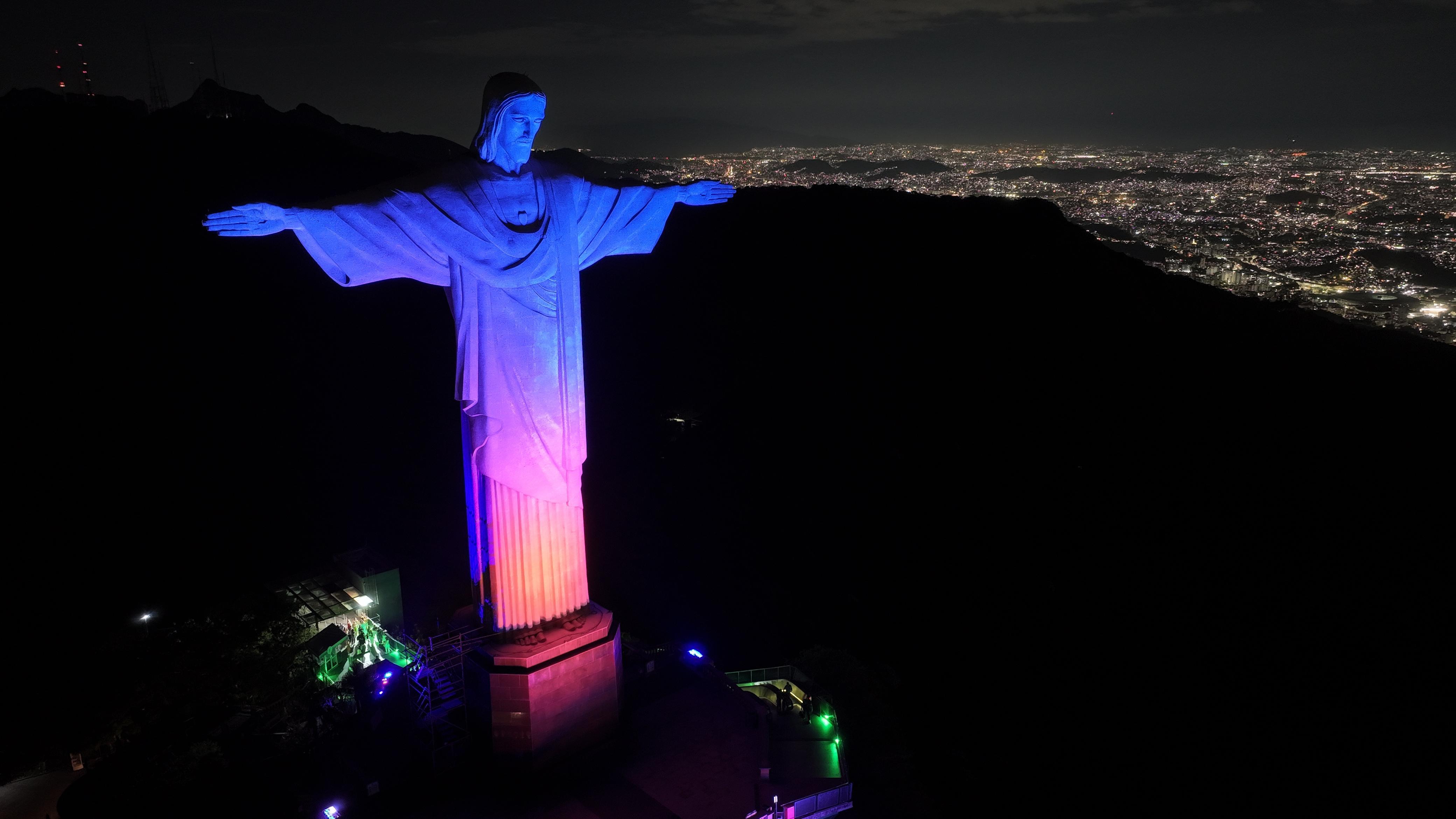 Iluminação do Cristo Redentor e mesas de debate marcam celebração do Dia da Internet Segura 2025