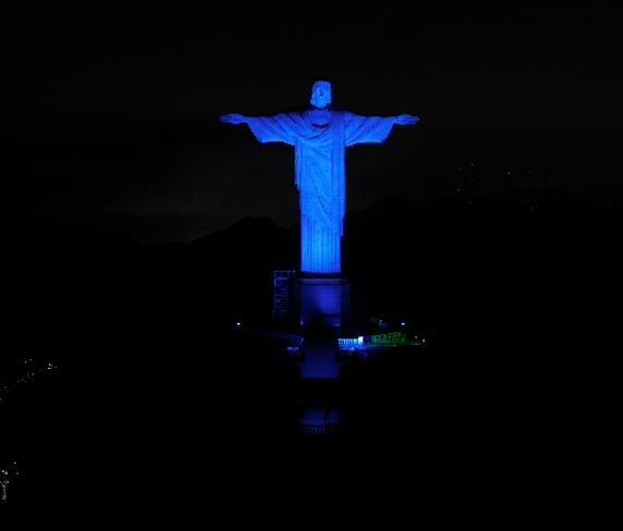 Iluminação do Cristo Redentor marca o encerramento da Campanha Novembro Azul 2024 pelo Instituto Lado a Lado pela Vida