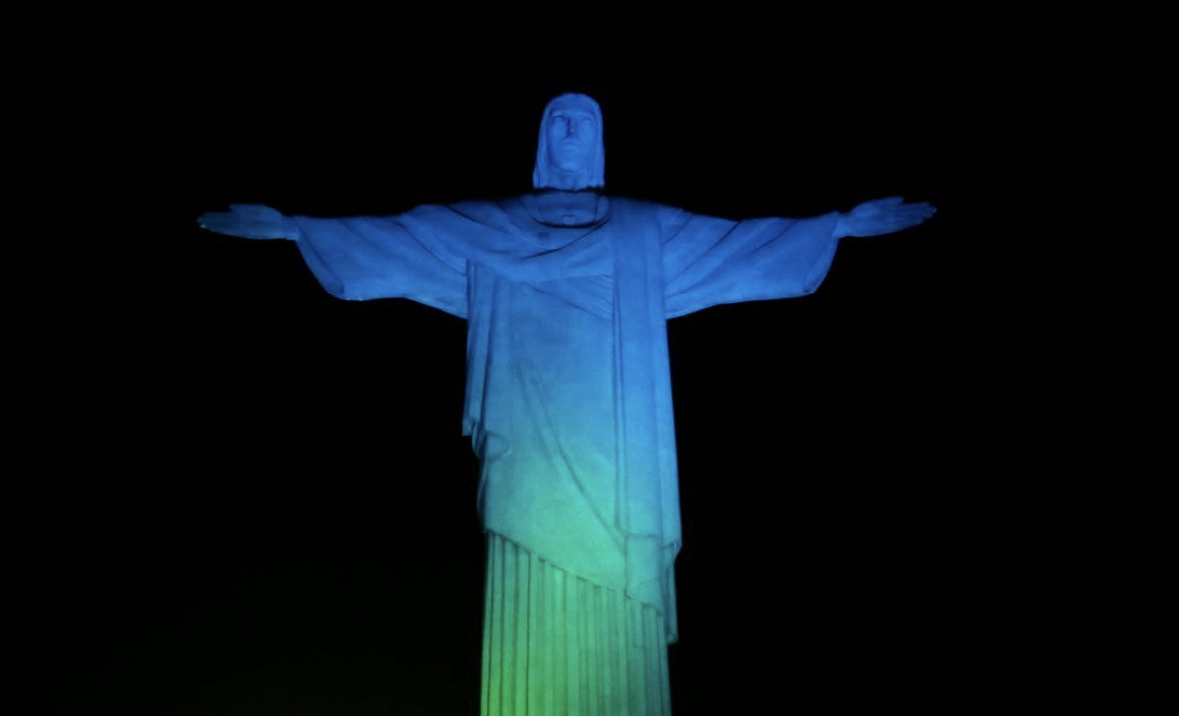 Instituto Yduqs foi homenageado com iluminação especial no Cristo Redentor