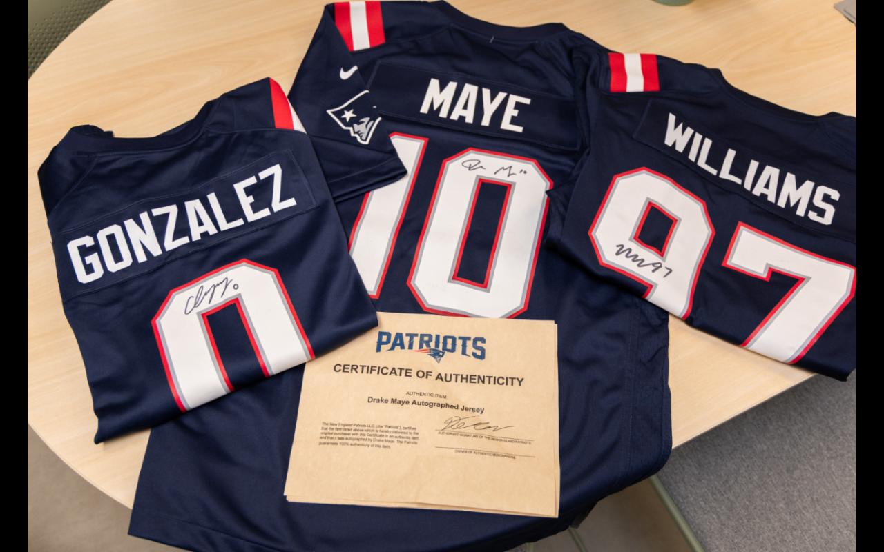 NFL New England Patriots faz ação social junto ao Consórcio Cristo Sustentável, com doação de 3 camisas autografadas