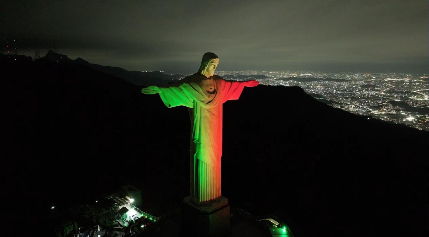 O monumento ao Cristo Redentor foi iluminado com as cores da bandeira da Itália para celebrar o 79° aniversário da República Italiana