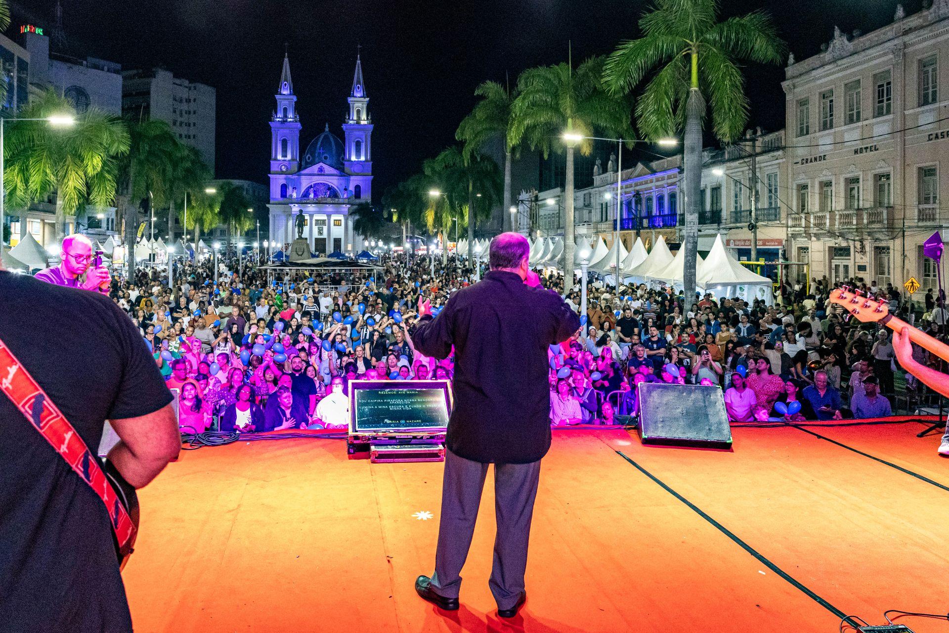Padre Omar realiza show, com a Banda Cristo Redentor, para celebrar Festa do Santíssimo Salvador, padroeiro da Diocese e do município de Campos dos Goytacazes