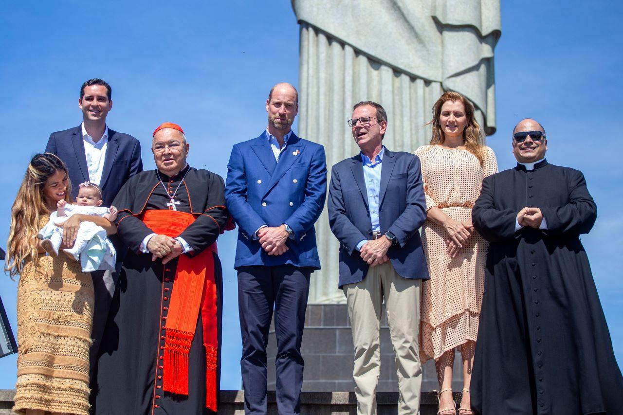Príncipe William visita Santuário Cristo Redentor pela primeira vez para encontro com finalistas do Prêmio Earthshot 2025 e recebe presente do Arcebispo do Rio de Janeiro, Cardeal Orani João Tempesta