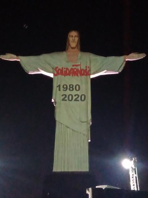 Projeção do símbolo do Sindicato Solidariedade da Polônia, no Monumento ao Cristo Redentor, no jubileu da sua criação