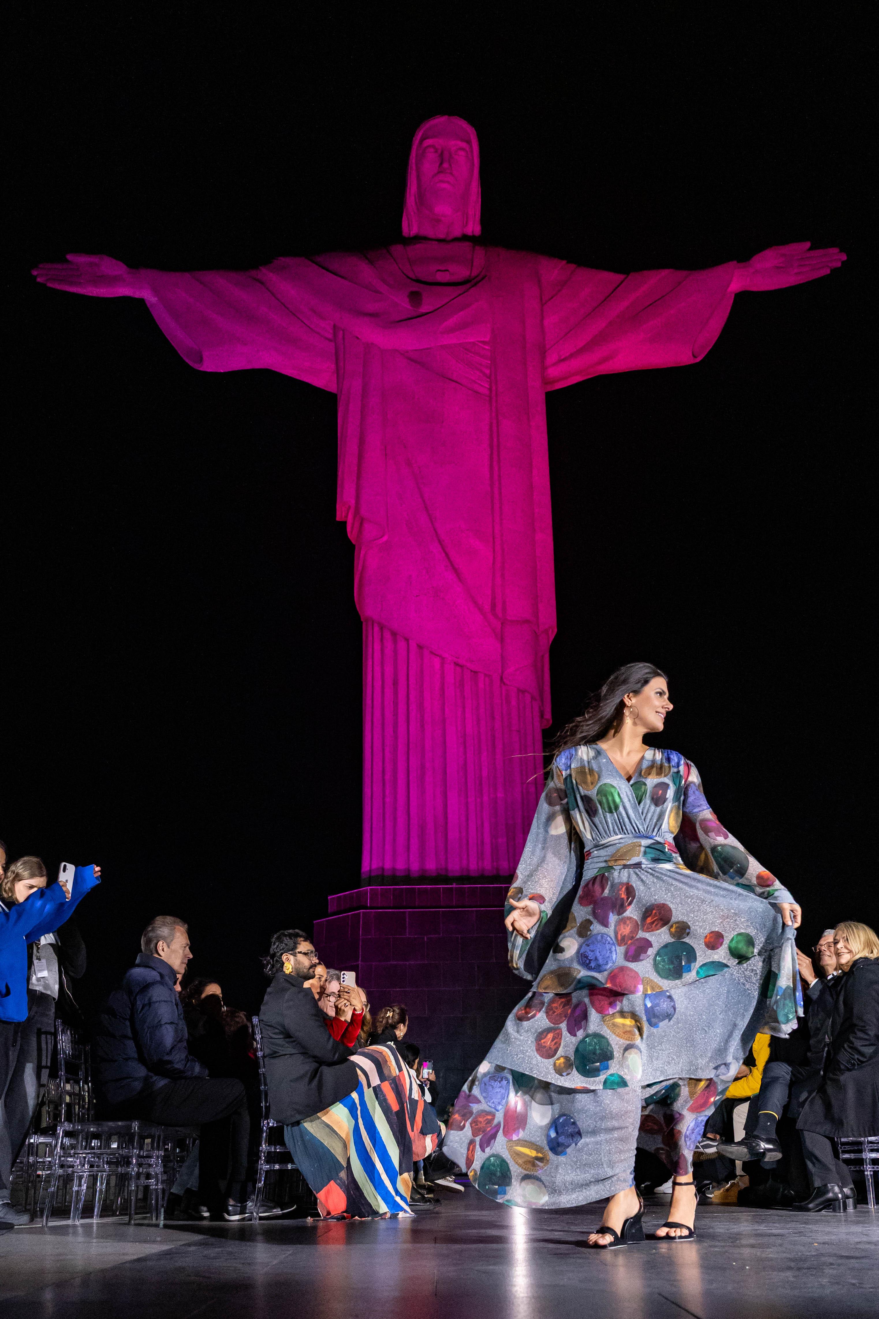 Rio Fashion Show une moda, fé e transformação social levando o Cristo Redentor a Paris