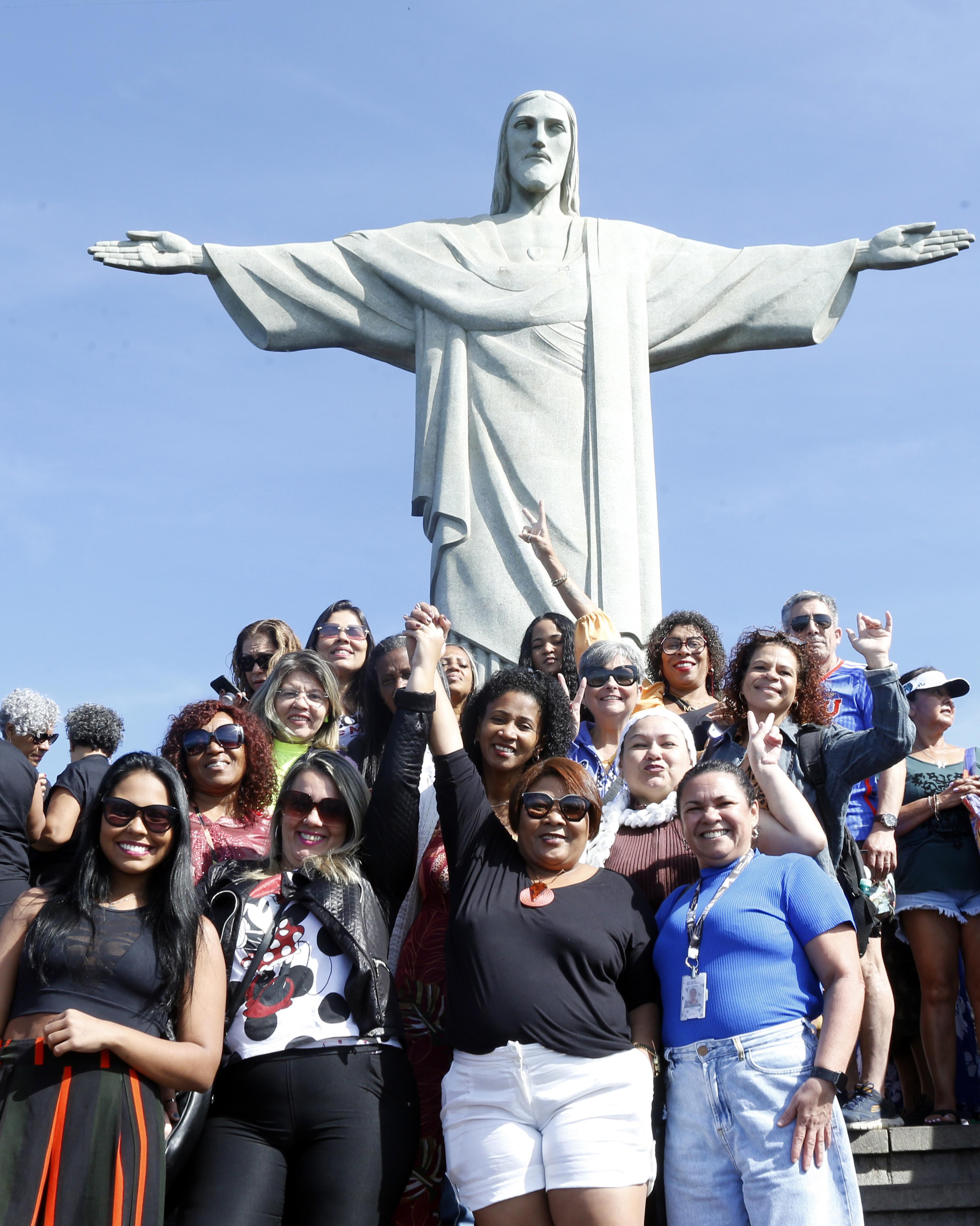 Secretaria da Mulher leva mães para conhecer o Cristo Redentor pela primeira vez