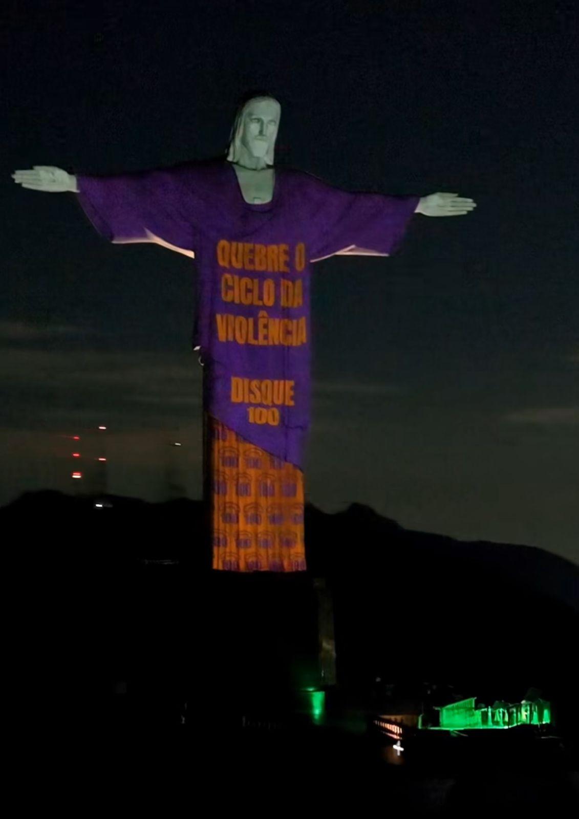 Símbolos da Campanha 18M iluminam o Cristo Redentor nesta noite