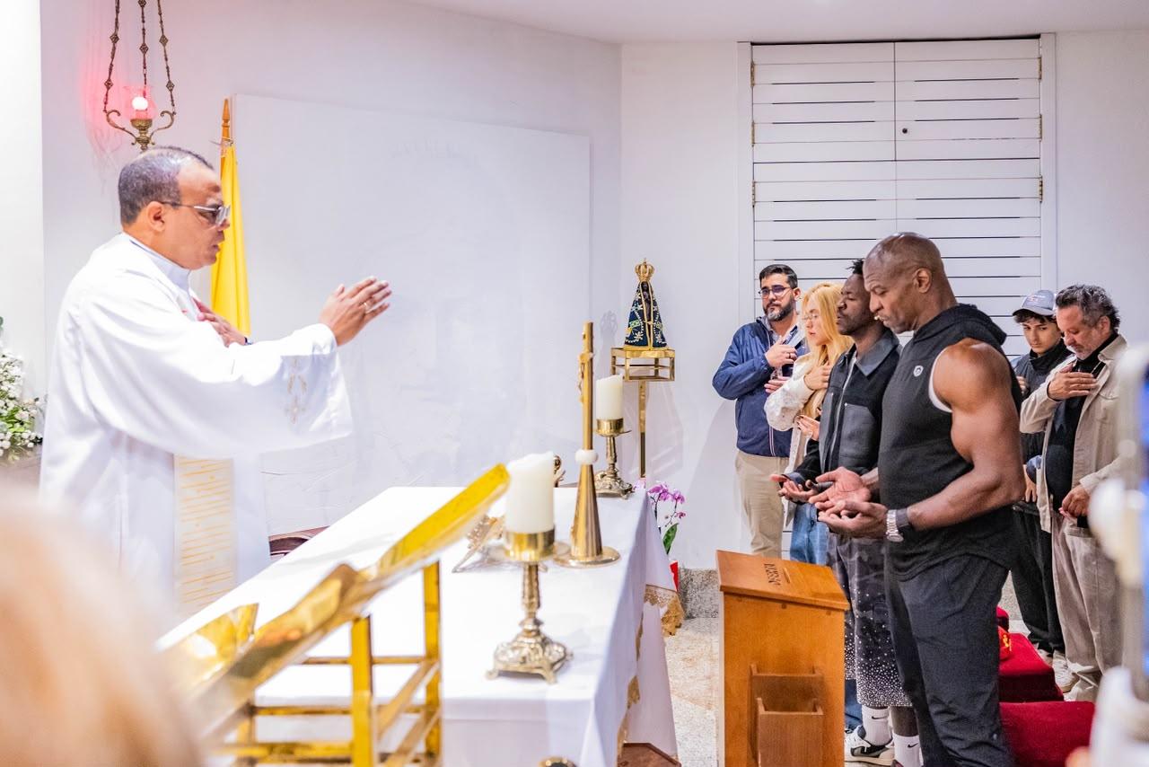 Vini Jr. visita o Santuário Cristo Redentor e doa camisa autografada para ajudar projetos sociais apoiados pelo Consórcio Cristo Sustentável