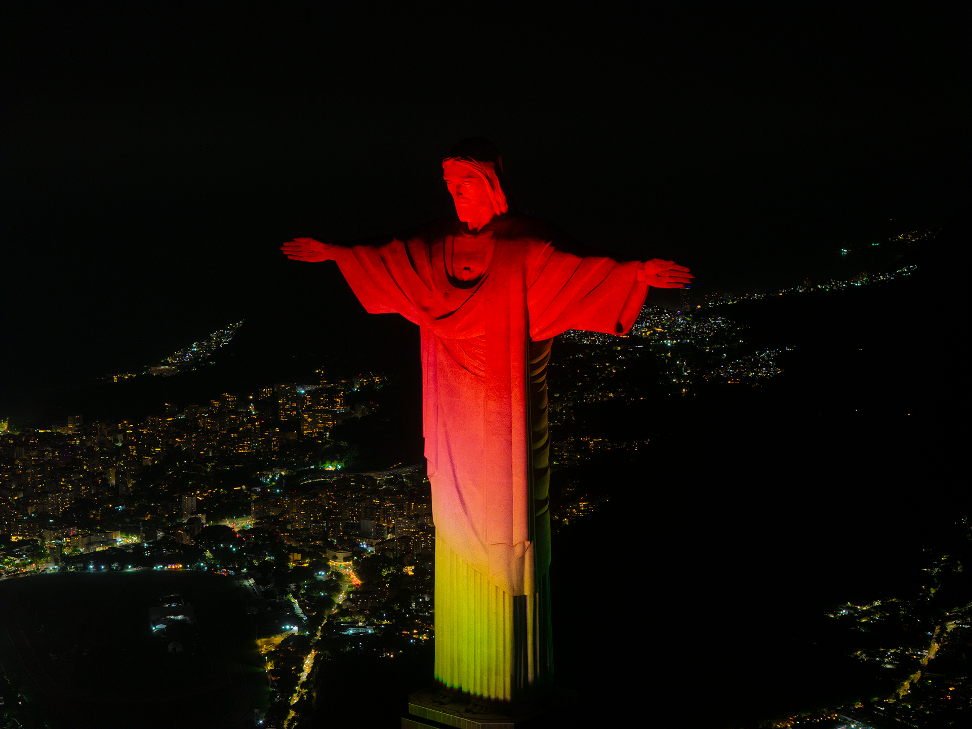 Cristo Redentor veste as cores da Hungria