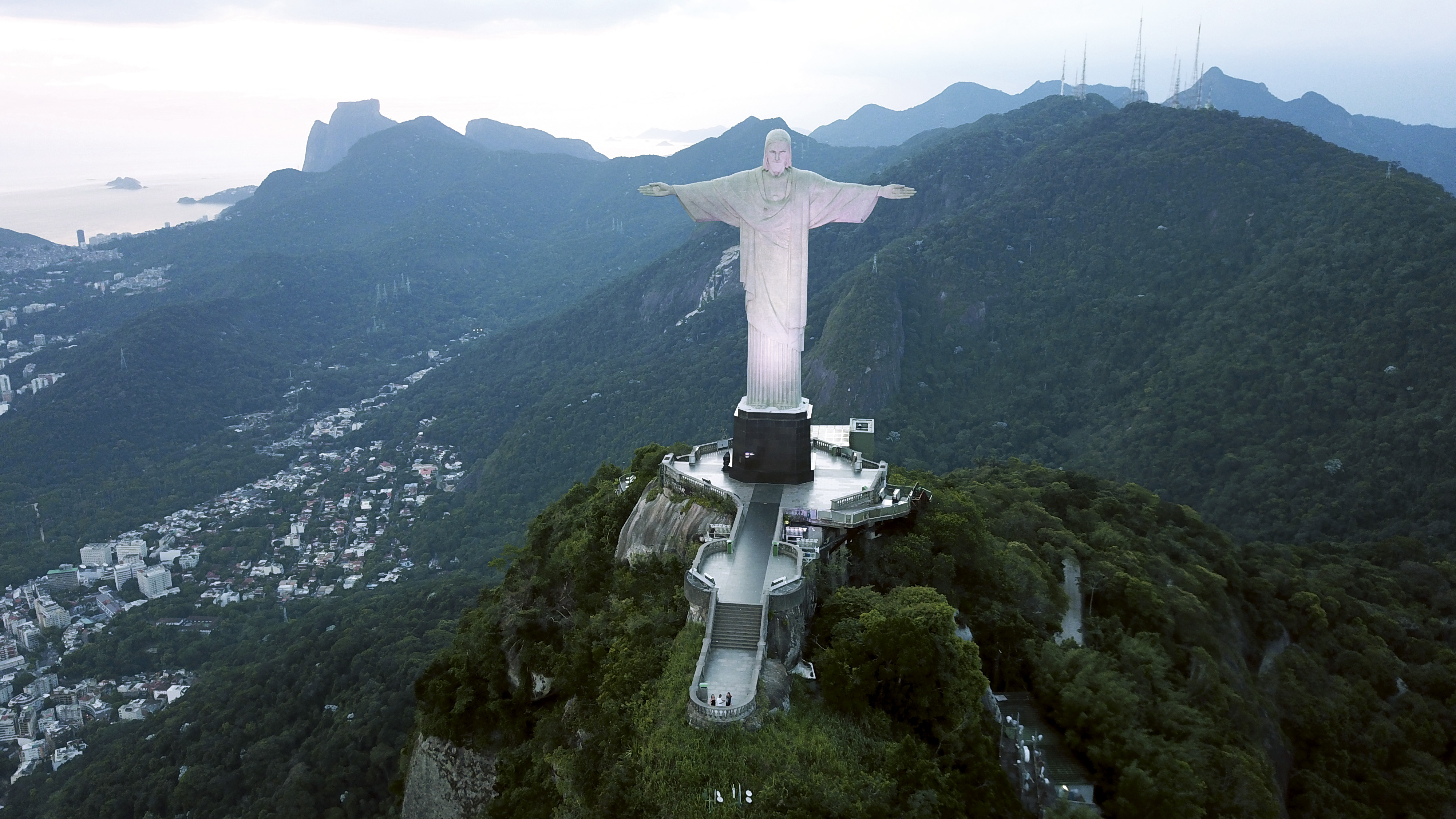Cristo Redentor e a &aacute;rea do Corcovado vistos do alto