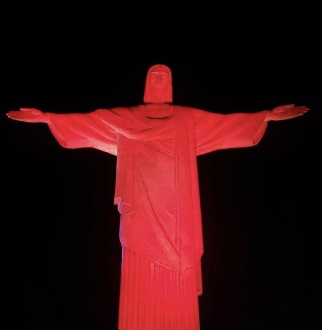 Cristo Redentor recebe iluminação pelo Dia Mundial contra o Trabalho Infantil