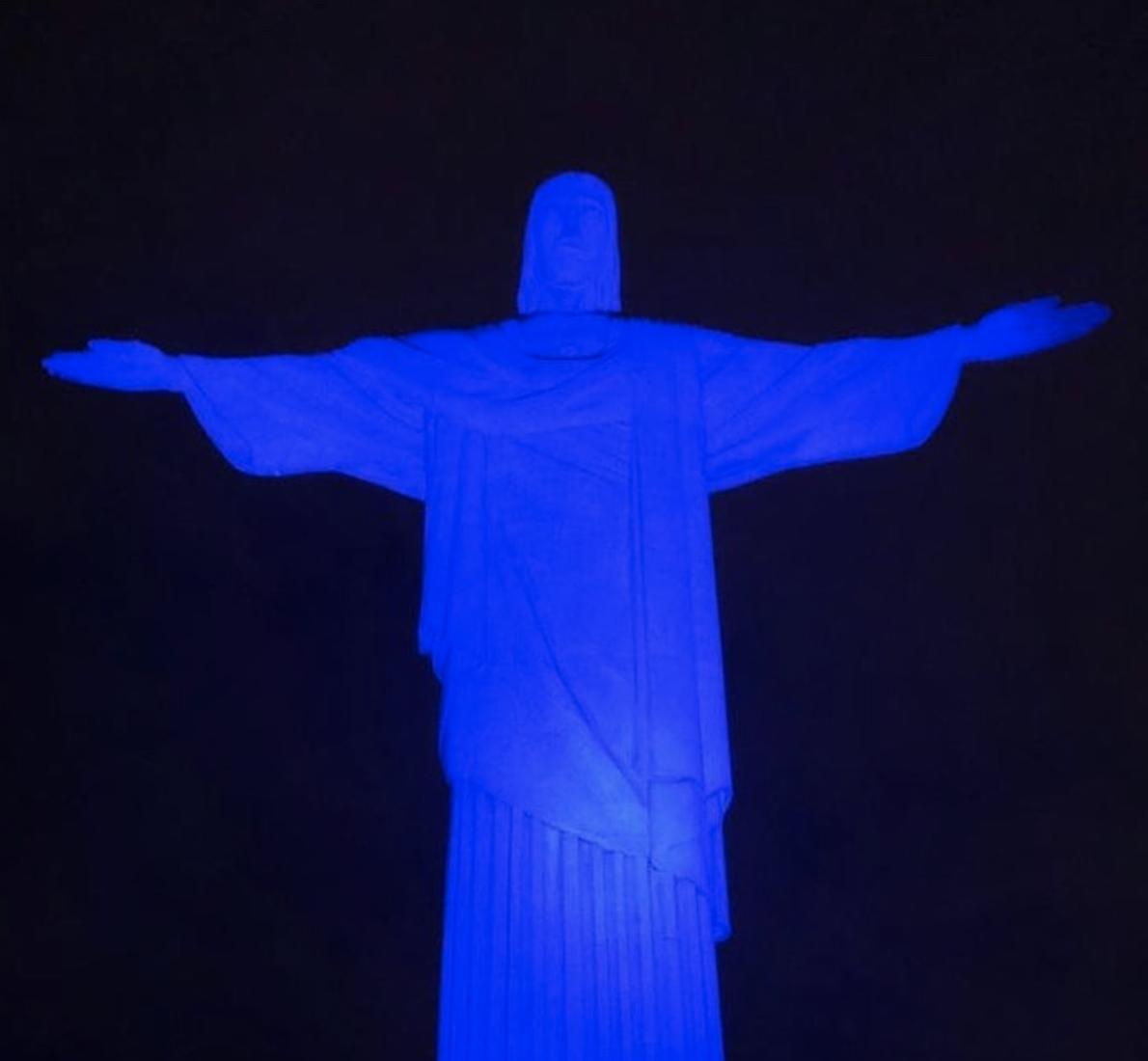 Cristo Redentor iluminado de azul pelo Jubileu de Diamante da entrada no Céu do Beato Donizetti Tavares de Lima
