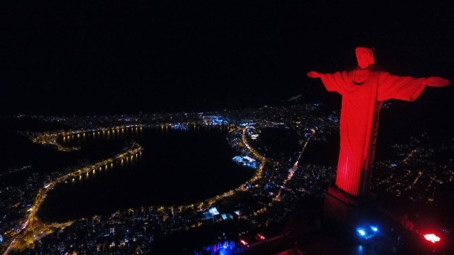 Cristo Redentor Iluminado em Vermelho