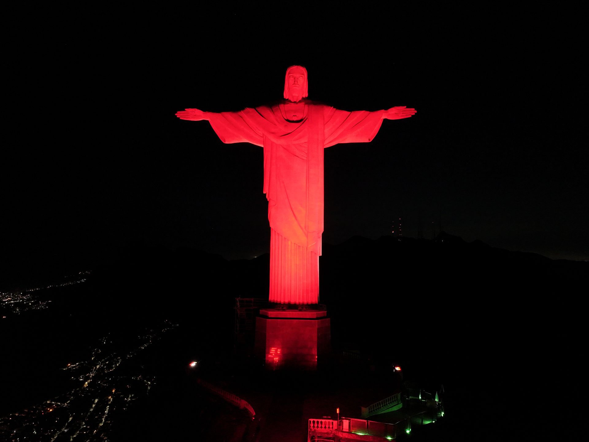 Cristo Redentor iluminado em Vermelho