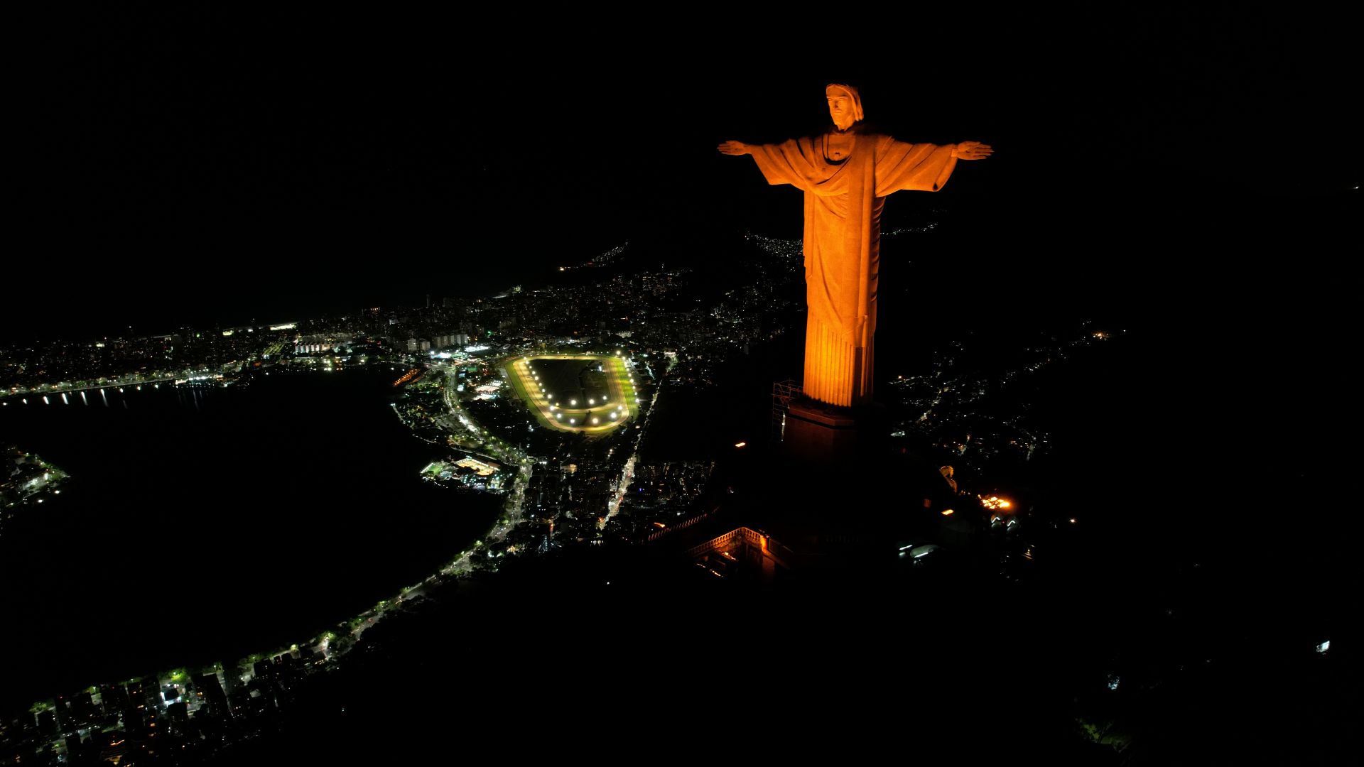 Cristo Redentor iluminado em laranja