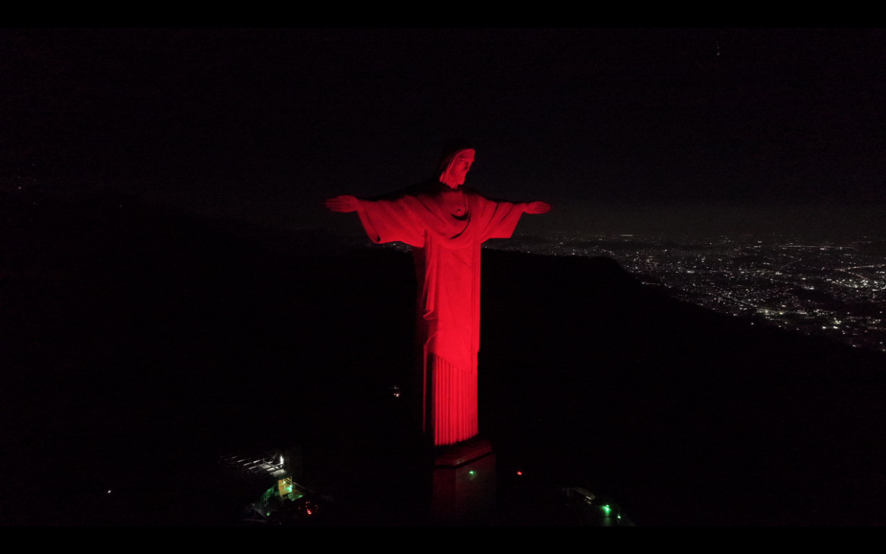 Cristo Redentor iluminado em vermelho