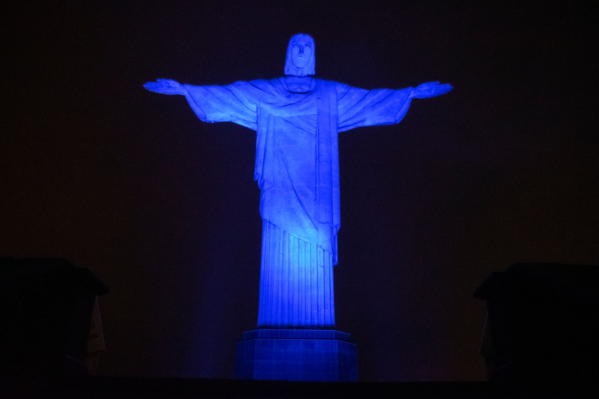 Cristo Redentor Iluminado Em Azul