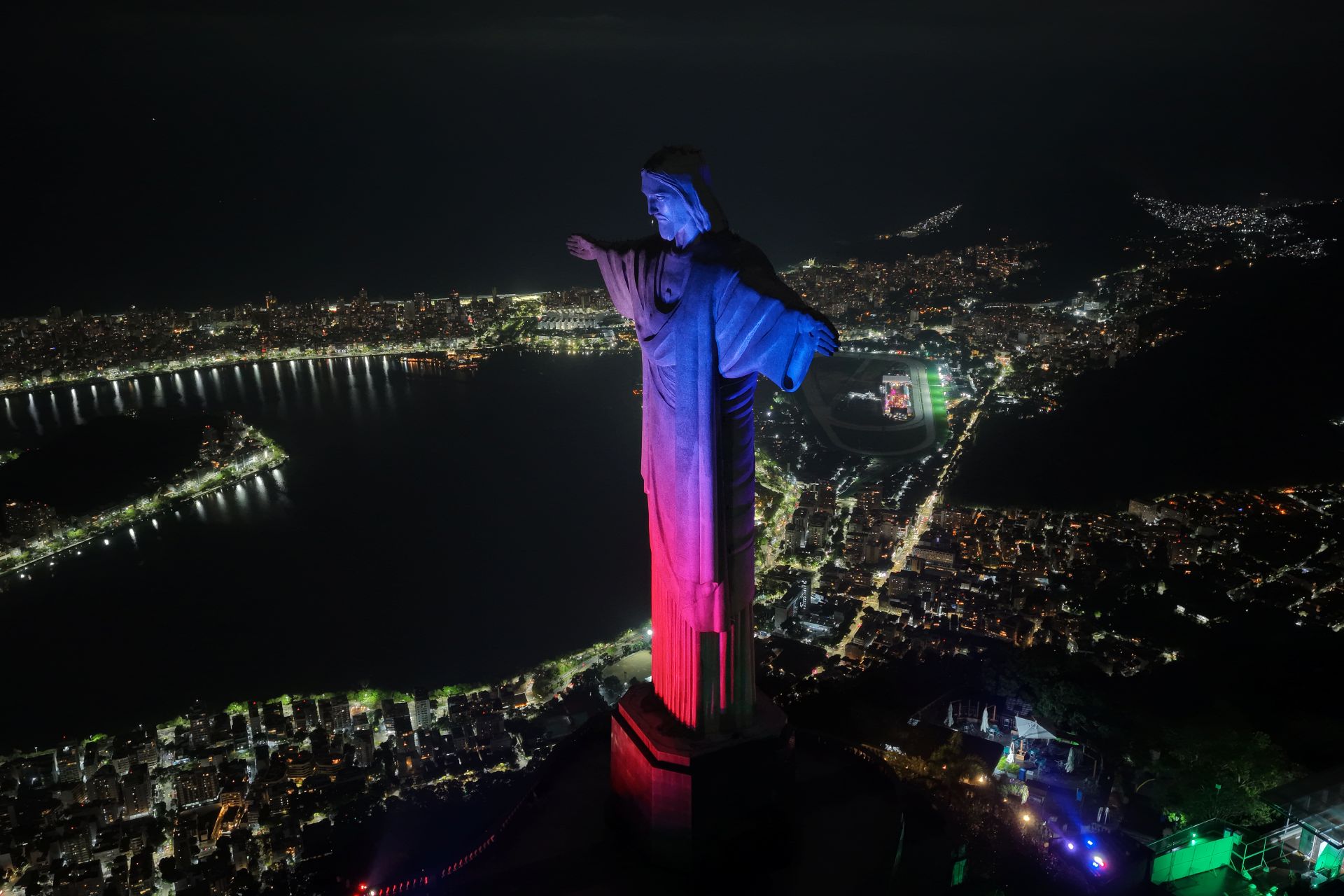 Cristo Redentro Iluminado Nas Cores Do Chile