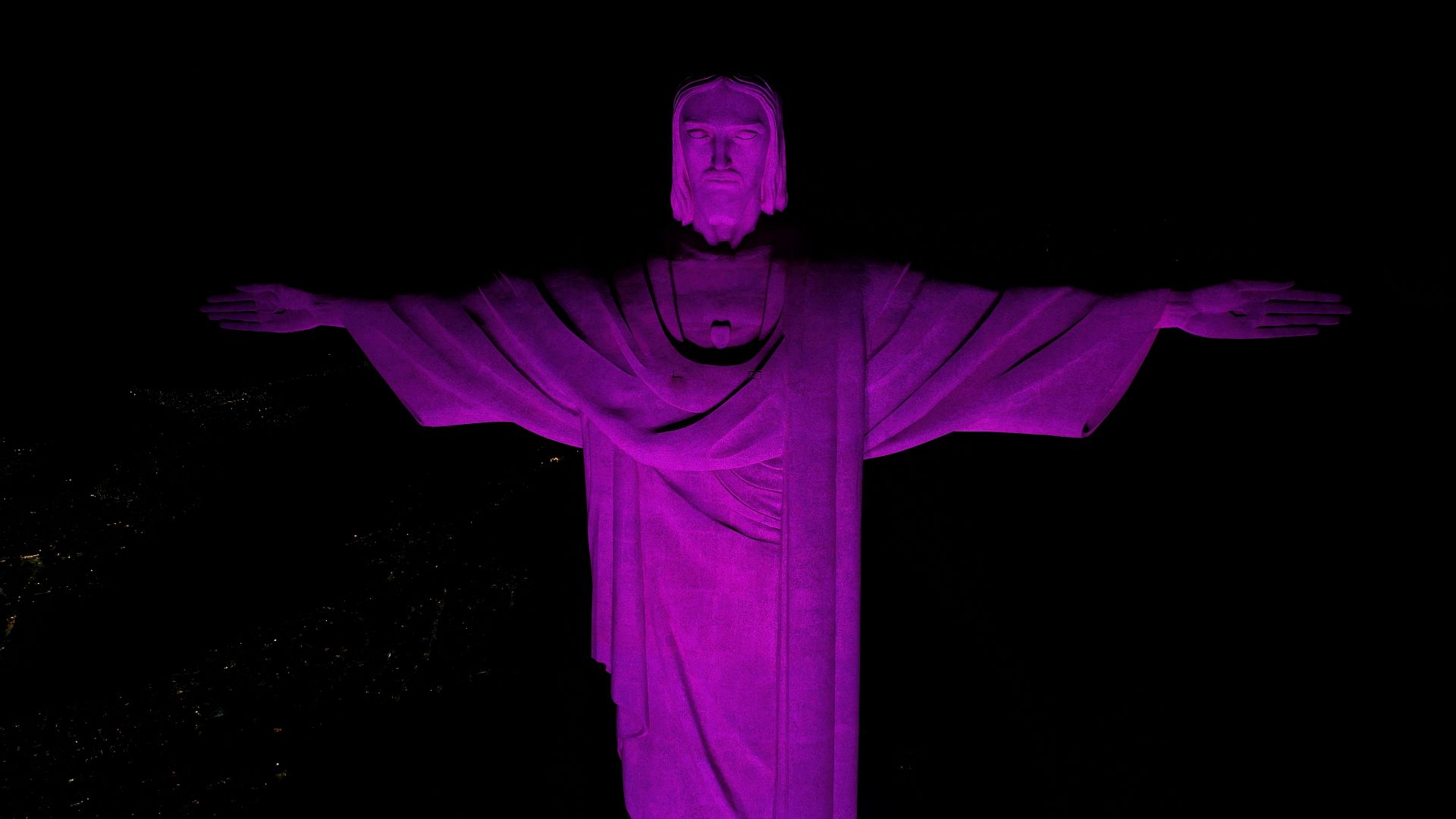 Cristo Redentor Iluminado Em Roxo 2