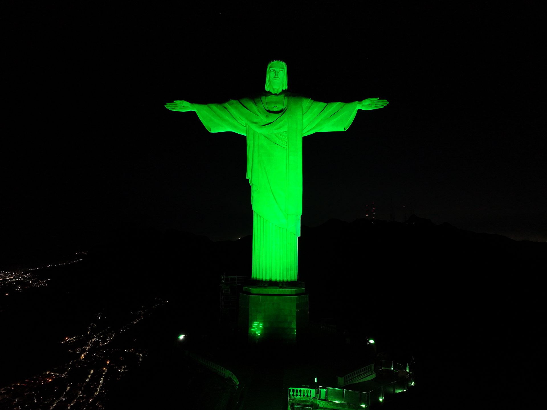 Cristo Redentor Iluminado Em Verde